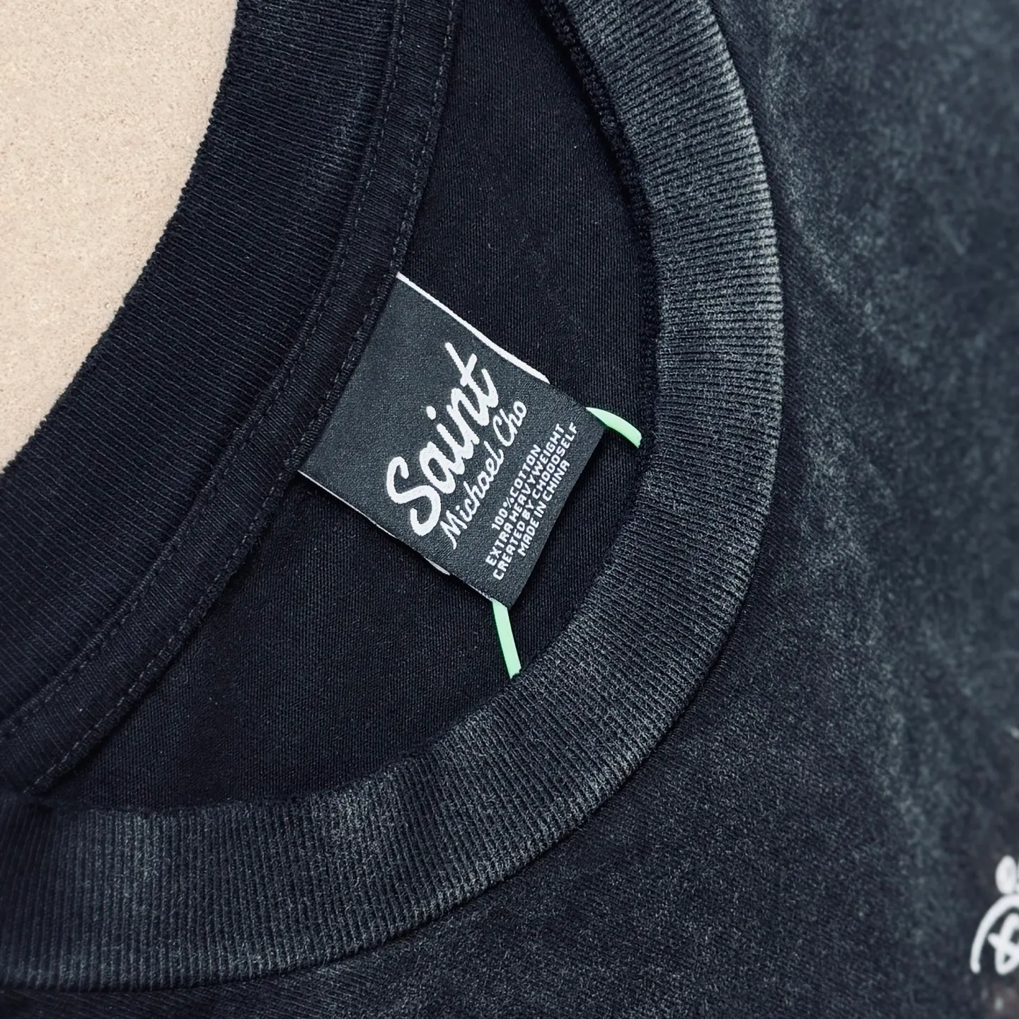 P138 # CTS-107 Saint 26SS "TRON ARES God of War Ares" limited edition. 260g heavyweight pure cotton fabric after washing. Retro single-stitch heaven and earth stitch technology + sandblasting and yeast washing to fade + hand-cut ribs. Size: S M L XL Customized 260g gram weight 100% cotton special washed fabric that is consistent with the original. With the blessing of imitation sun-drying, heavy sandblasting and fading + edge grinding + Assute fermentation and washing, the cotton feel on the surface of the fabric is well presented. Both the texture and feel are ceiling level. After the ready-made garments undergo a series of heavy washing and distressing processes, the retro and high-end sense of the entire garment is directly to the top. The garment making process of the entire garment adopts Saint The most common and complex single-needle sewing process (commonly known as single-thread heaven and earth stitch) among vintage vintage brands such as Michael. The movie "TRON: ARES" is very deep in concept and theme. It subverts the previous setting of the series of "human beings entering the digital world" and instead focuses on "digital existence entering reality". It takes the "emergence" process of Ares ARES from pure program to awakening consciousness as the core, and integrates the concept of "emergence" in biology and informatics. It also uses elements such as Gnostic mythology and Jewish "golem" legends to sublimate the story from a cyberpunk adventure to a philosophical allegory that explores the relationship between human nature and technology. This profound ideological core far exceeds other works of the same type.